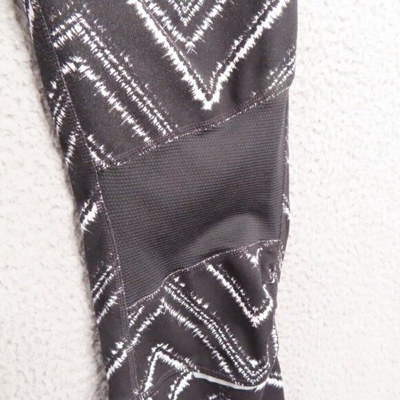 Athleta Leggings Womens Medium Black Zig Zag Relay Capri Cropped Workout Pull On - Picture 3 of 8